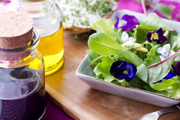 kleiner salat mit blumen