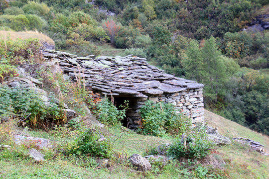 Cabane en toit de lauze