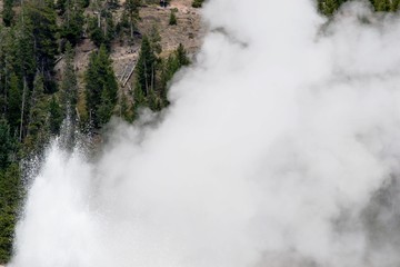 eruzione old faithful geyser, yellowstone national park, america, usa