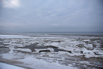 Fototapeta na wymiar frozen lake shore in winter