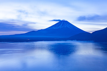 夜明けの富士山、山梨県本栖湖にて
