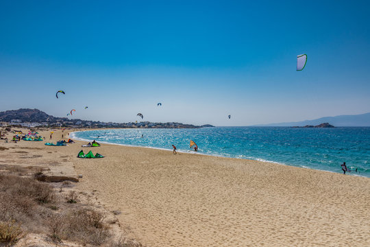 Kitesurfers nella spiaggia di Orkos, isola di Naxos GR	