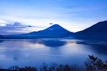夜明けの富士山、山梨県本栖湖にて
