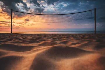 Crédence de cuisine en verre imprimé Plage et mer Filet de volley-ball et lever de soleil sur la plage