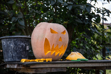 Halloween Kürbis geschnitzt
