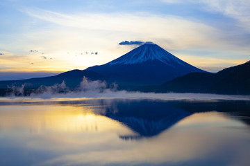 Fototapeta na wymiar 富士山と朝焼け、山梨県本栖湖にて