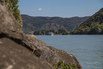 Schiff fährt auf Donau in der Wachau