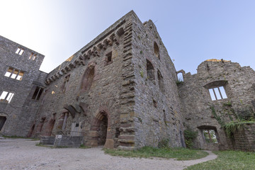 Mauer von einer Burg im Gegenlicht