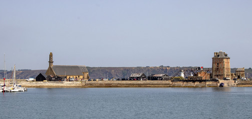 Camaret. Vue panoramique sur le port, l'église Rocamadour et la tour Vauban. Finistère. Bretagne