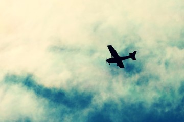 Flugzeug in den Wolken