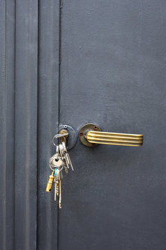 buch of keys in a door lco
