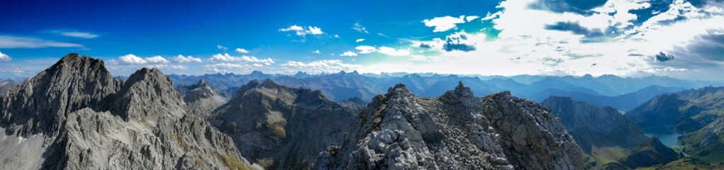 Fototapeta na wymiar Panorama Lechquellengebirge von oberere Grätlisgratspitze bis Spullersee