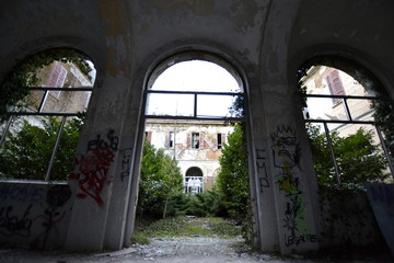 ex manicomio di mombello, luoghi abbandonati, italia