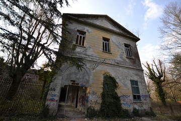 ex manicomio di mombello, luoghi abbandonati, italia