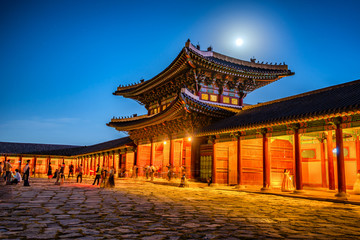 Fototapeta premium Gateway of gyeongbokgung palace in night at Seoul South Korea