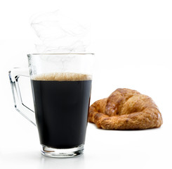 vaso con café solo y croissant