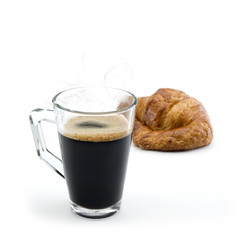 baso cristal con café y croissant