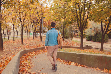 Obraz premium Attractive man posing in autumn park.