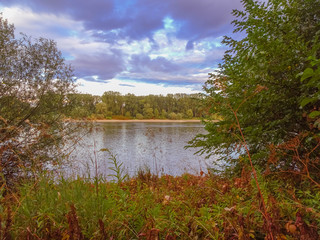 Wolkengebilde über See