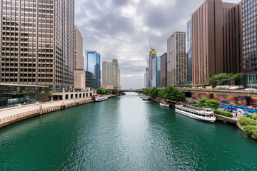 Fototapeta na wymiar Chicago downtown skyline, river, buildings at cloudy day