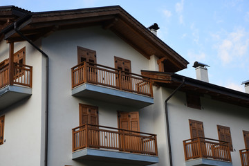 Fototapeta na wymiar tetto camino casa mansarda travi legno finestre balconi casa 