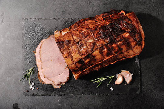 Schab pieczony w ziołach w kompozycji  na czarnym kamieniu