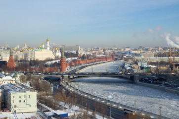 Obraz premium Winter view of the Moscow Kremlin, Big Kamenny bridge and the Moscow-river, Russia