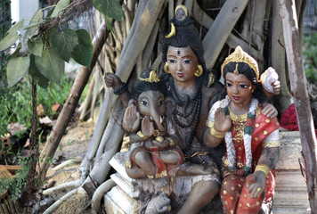 Fototapeta na wymiar abandoned hindu god sculpture under tree