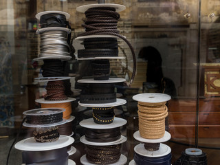 Hilos, bobinas, cordones, lazos.... artículos de mercería
