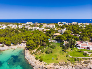 Luftaufnahme,  Punta de ses Crestes mit Yachten und Villen, Bucht von Portocolom und Cala Parbacana, Portocolom, Mallorca, Balearen, Spanien