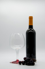 Obraz premium bottle of wine with grapes and glass