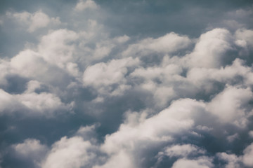 Cielo con nubes blancas y rayos de sol