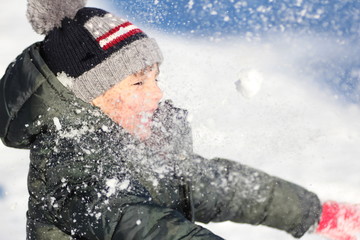 Bambino gioca con la neve