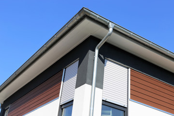 Fassade mit Holzpaneelen