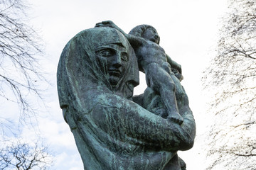 Obraz premium Woman holding child statue Dean Cemetery