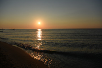 Fototapeta na wymiar mare alba tramonto onde acqua spiaggia paesaggio sole onda sabbia yoga relax benessere caldo oro 