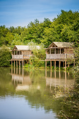 Fototapeta premium Cabanes sur pilotis au bord de l'étang