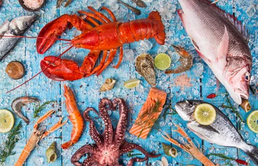 Crédence de cuisine en verre imprimé Crustacés Fruits de mer frais et savoureux servis sur une vieille table en bois.