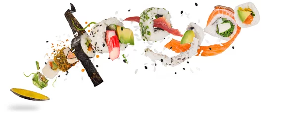 Foto auf Acrylglas Sushi-bar Stücke köstlichen japanischen Sushis in der Luft eingefroren.