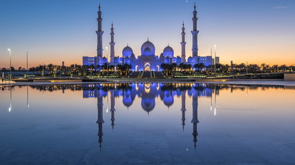 Naklejka premium Sheikh Zayed Grand Mosque in Abu Dhabi day to night timelapse after sunset, UAE