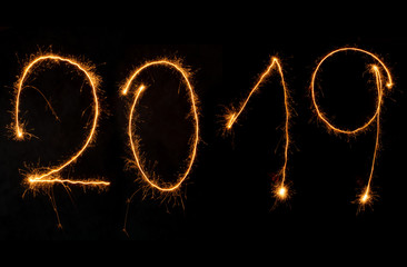 Jahreszahlen 2019 mit Sternspritzer geschrieben vor dunklem Hintergrund