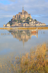 Le Mont-Saint-Michel lors des grandes mar&eacute;es