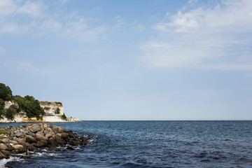 Fototapeta premium stevns klint minimalist shot with vast sky and horizon