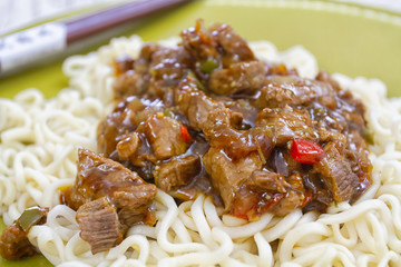 boeuf aux oignons et nouilles chinoises