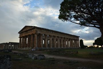 Fototapeta na wymiar Paestum tempio di Nettuno