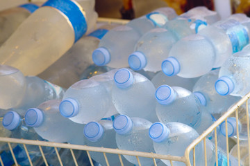 bottigliette di acqua fresca © asferico