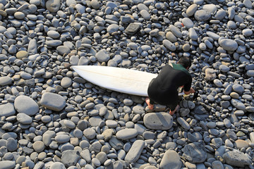 surfista preparando la tabla de surf 4M0A4792-f18