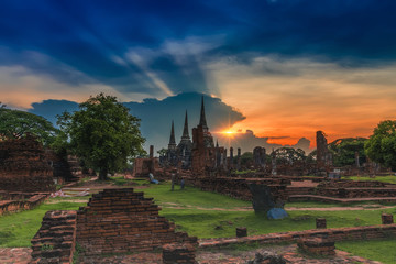 Wat Phra Si Sanphet 3 Pagoda built in the Ayutthaya period. The old and the cultural heritage that the generations donated to the remains of brick mortar.  - obrazy, fototapety, plakaty