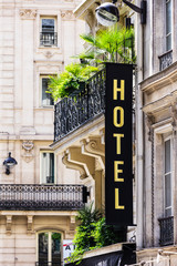 Fototapeta premium Znak hotelu na fasadzie budynku. Paryż, Francja