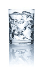 Freigestelltes Glas mit Wasser und Eiswürfeln